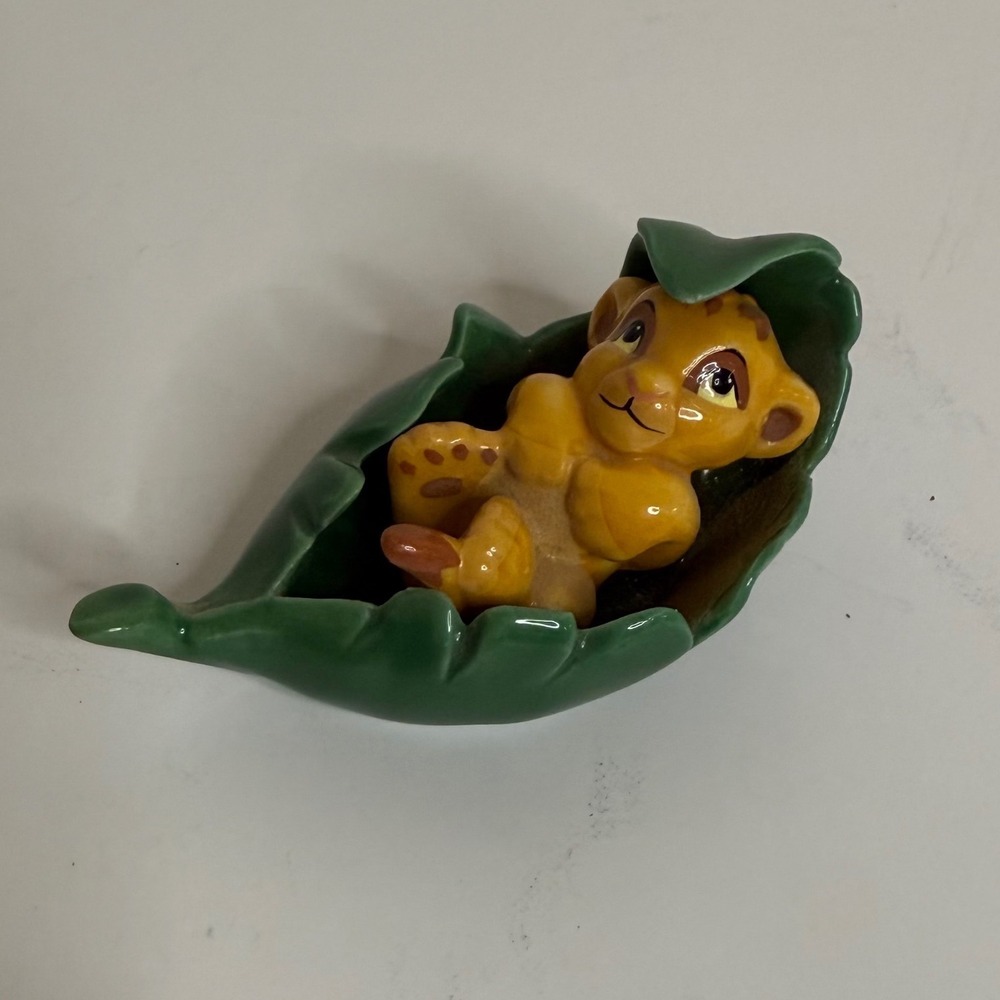 Disney Lion King Simba in Leaf Bone China Figurine Vintage Taiwan Collectible